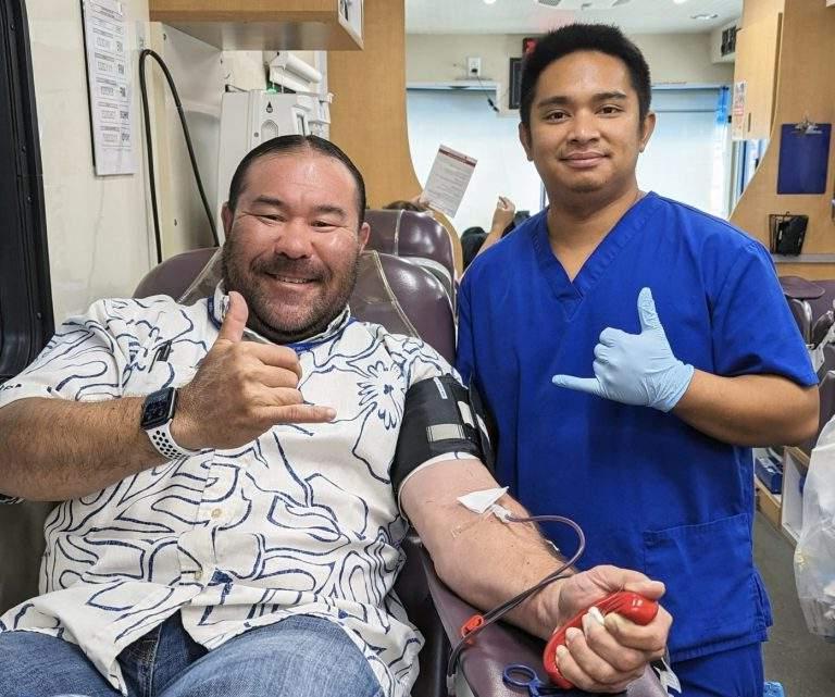 血库工作人员和澳博体育app的献血者在献血时微笑着给人以微笑.